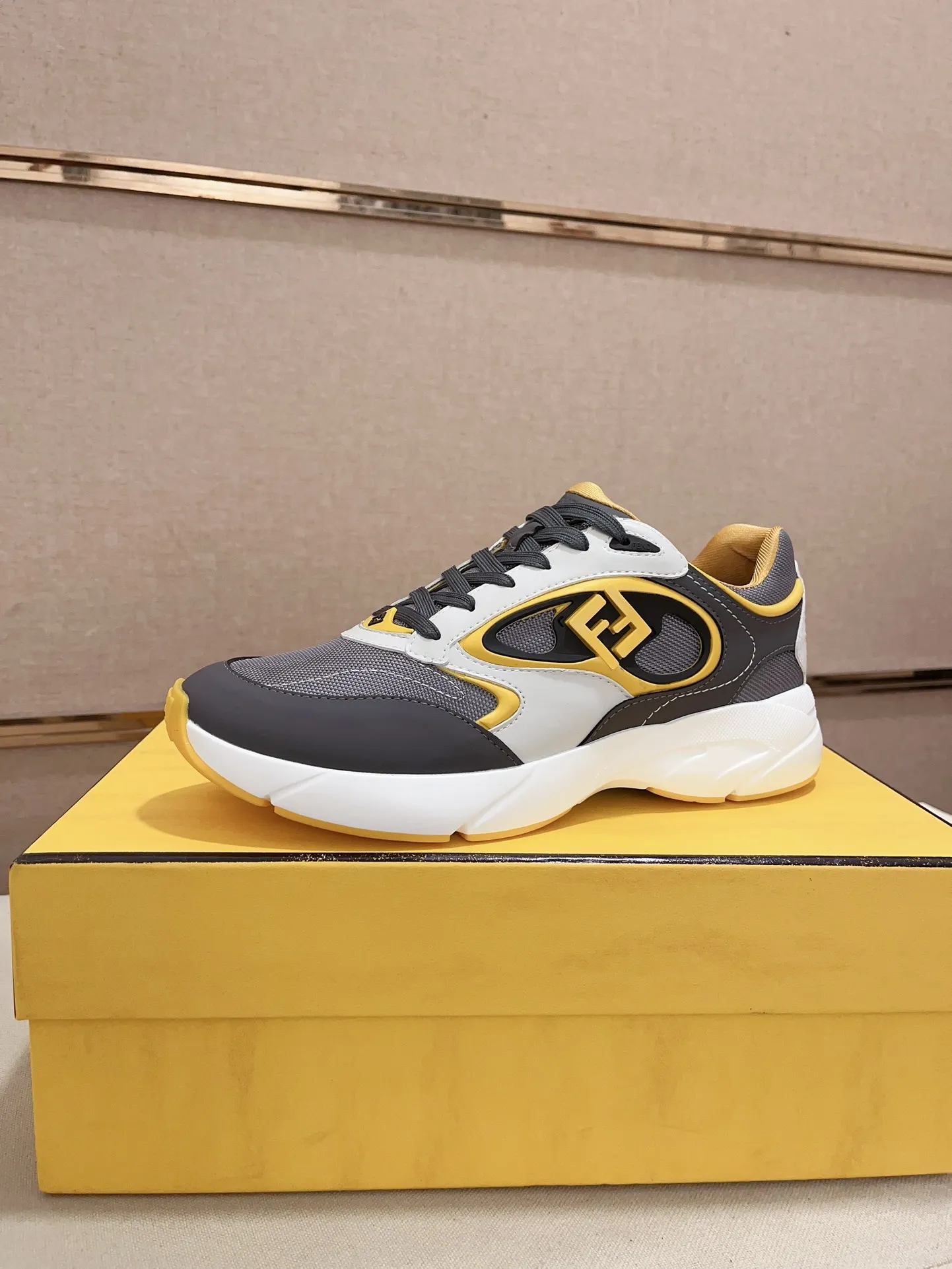 Men's shoes💰: 760💰(Higher version) [Fendi] Fendi's latest casual shoes for men! Available at counters simultaneously! A one-to-one replica of the original. Made entirely of imported top-grain calfskin, the interior is made of top-grain water-dyed cowhide, and the original factory-supplied rubber outsole. Leading new fashion concepts. Matching code: 39-44. 38.45 can be customized and cannot be returned or exchanged!